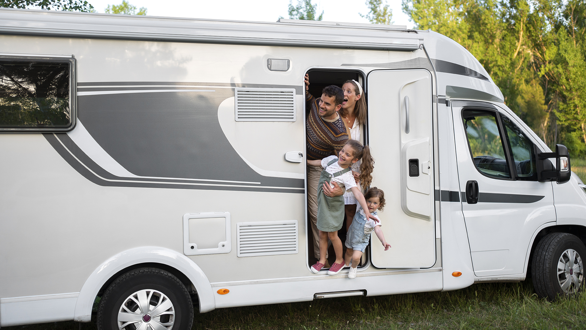 famille-nomade-s-amusant-ensemble-dans-petite-maison